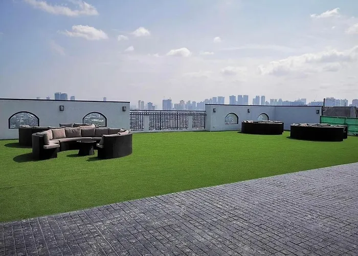 Cozy In Mandaluyong With Balcony, Pool &netflix Apartment